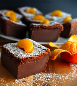 Pedazos de tarta chocolate con mandarina